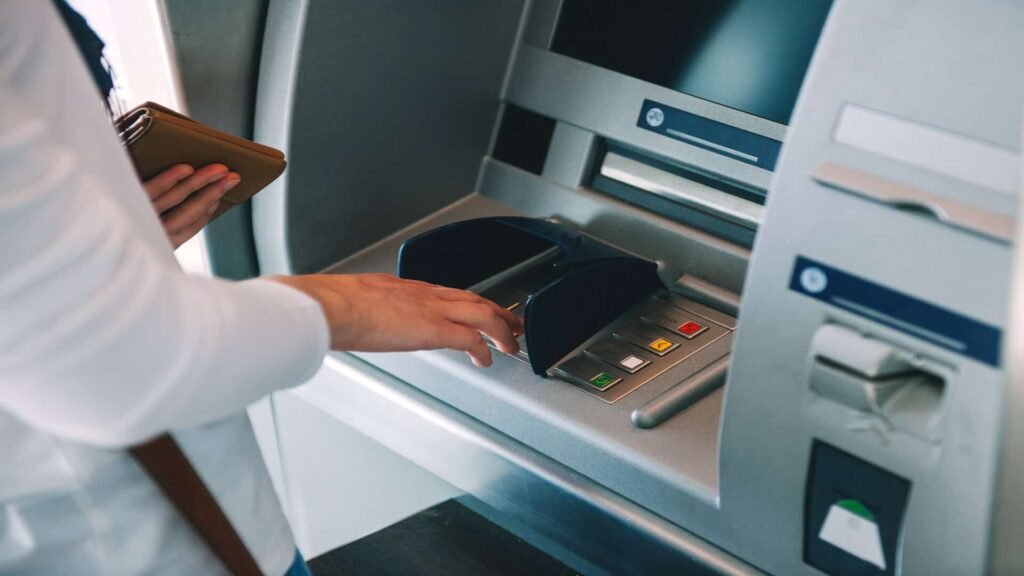ATM News: आपके भी ATM से कटे-फटे नोट निलते हैं? तो ये नियम जान लें तुरंत मिलेंगे नये कड़क नोट